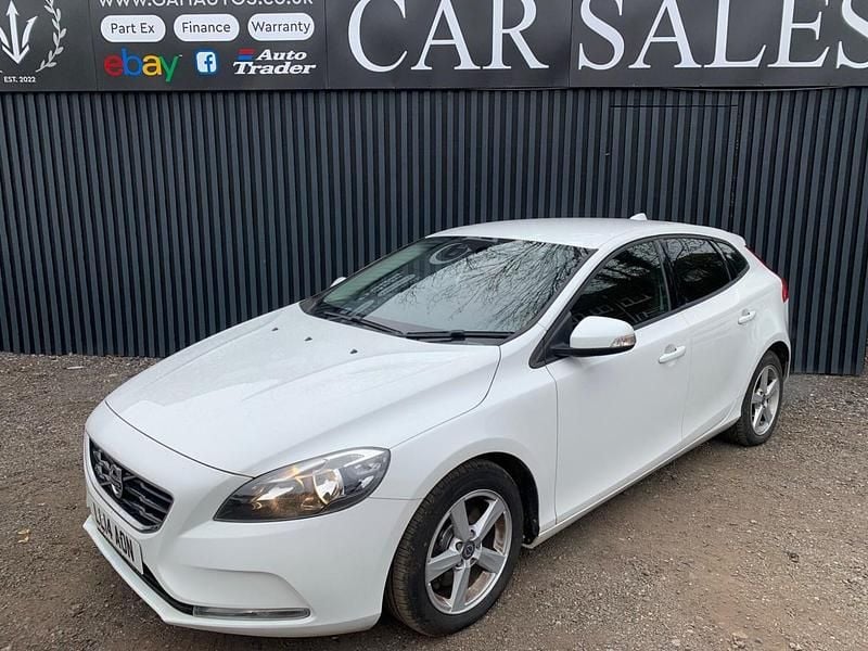 Used Volvo V40 115 HP (84 kW) 2014 White Hatchback