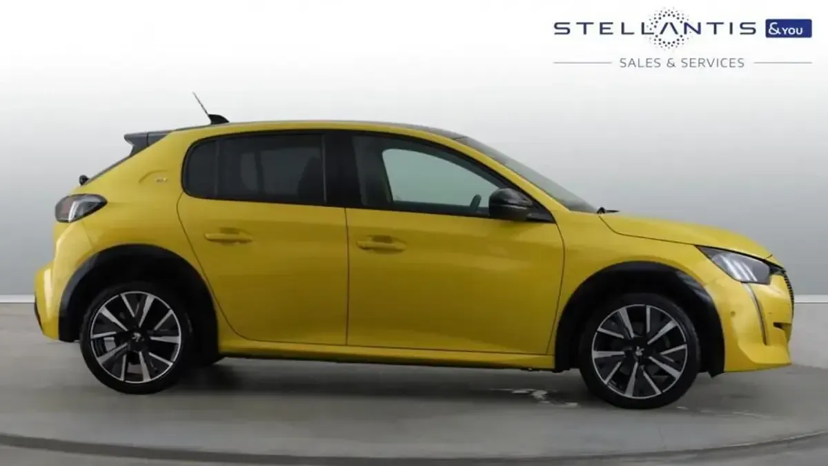 Used Peugeot 208 GT 99 HP (72 kW) 2022 Yellow Hatchback