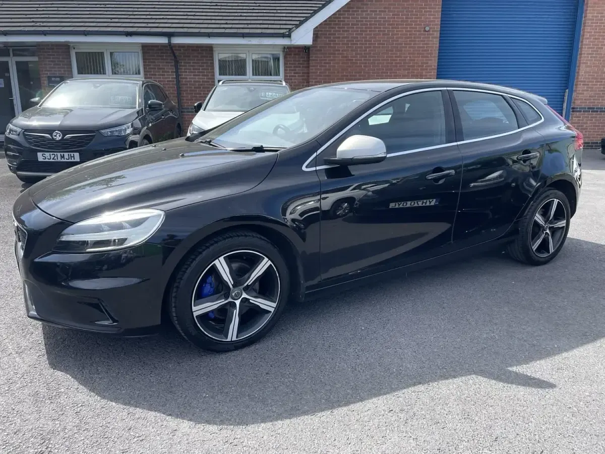 Begagnad Volvo V40 R-Design 122 HK (89 kW) 2017 Svart Halvkombi