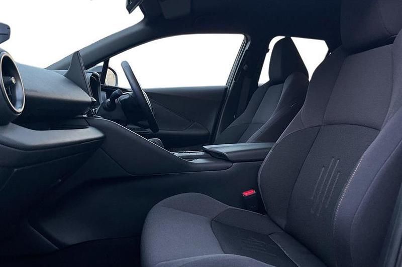 Used Toyota C-HR Design 223 HP (164 kW) 2025 Platinum white SUV