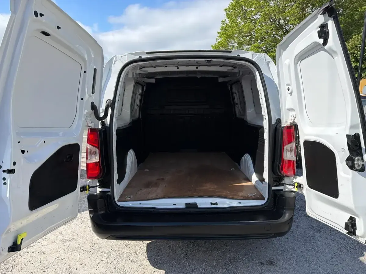 Second-hand Vauxhall Combo S 100 CP (73 kW) 2023 Alb Monovolum