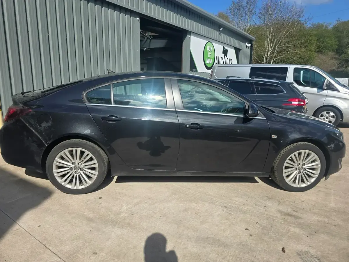 Begagnad Vauxhall Insignia Design Edition 140 HK (102 kW) 2014 Svart Halvkombi