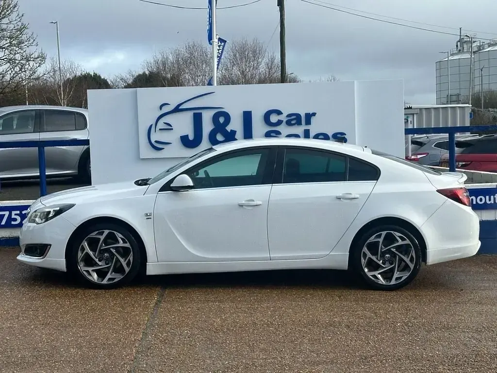 Używany Vauxhall Insignia SRi 170 KM (125 kW) 2015 Biały Hatchback