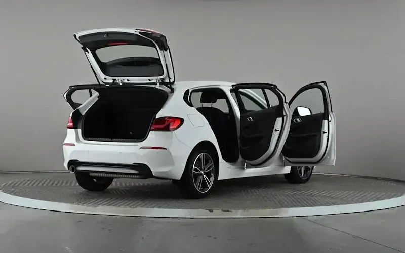 Used BMW 118 Sport Line 136 HP (100 kW) 2023 White Hatchback