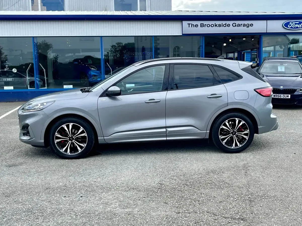 Usado Ford Kuga ST-Line X 225 CV (165 kW) 2023 Plateado SUV