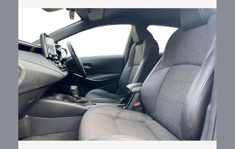 Used Toyota Corolla Design 122 HP (89 kW) 2021 Silver Hatchback