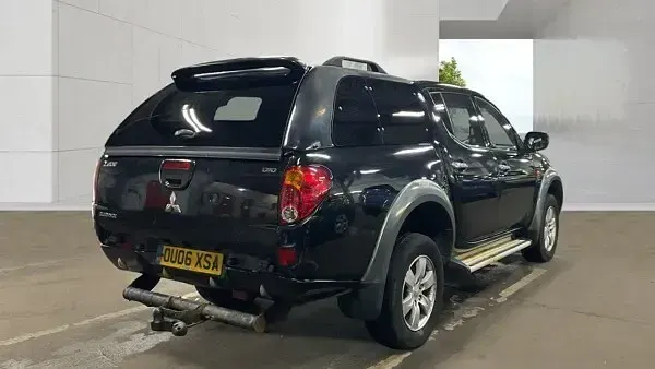 Käytetty Mitsubishi L200 Elegance 134 HP (98 kW) 2006 Musta Nouto