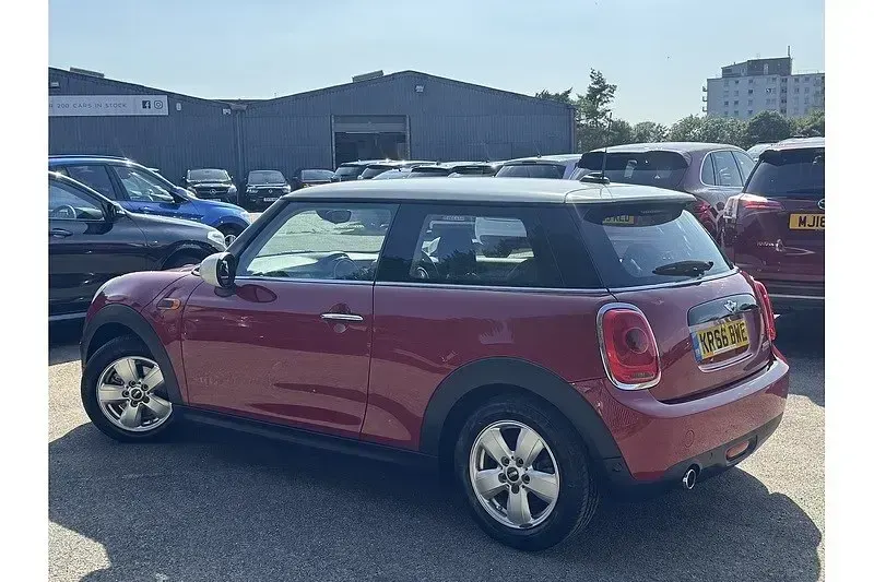 Używany Mini Cooper Hatch 2016 Czerwony Hatchback