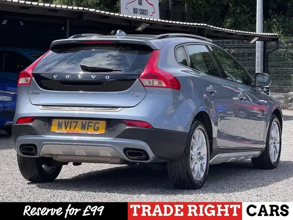 Used Volvo V40 Pro 152 HP (111 kW) 2017 Blue Hatchback