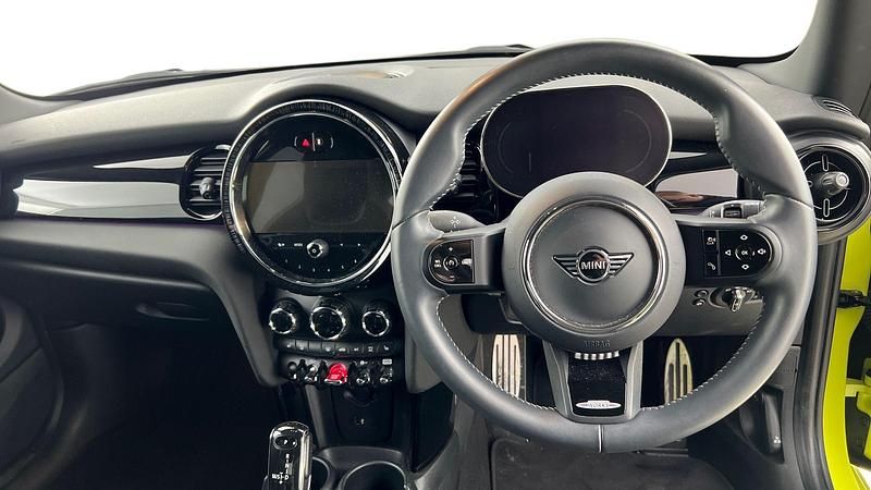 Used Mini Cooper Hatch 134 HP (98 kW) 2024 Yellow Hatchback