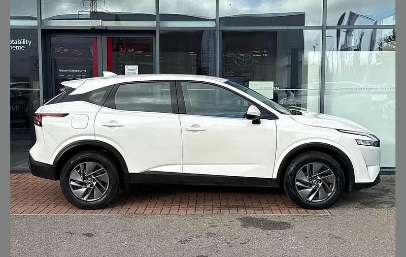 Used Nissan Qashqai Acenta Premium 155 HP (114 kW) 2022 White SUV