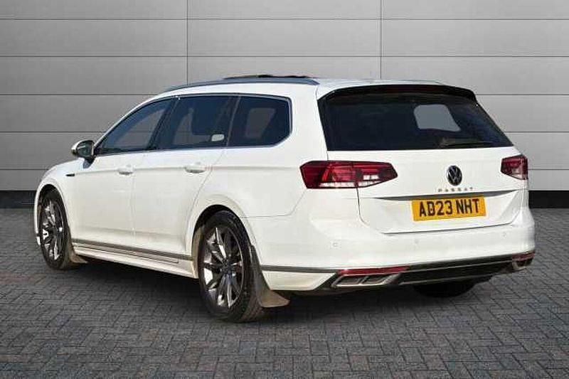 Used VW Passat R-line 150 HP (110 kW) 2023 Glacier white Estate