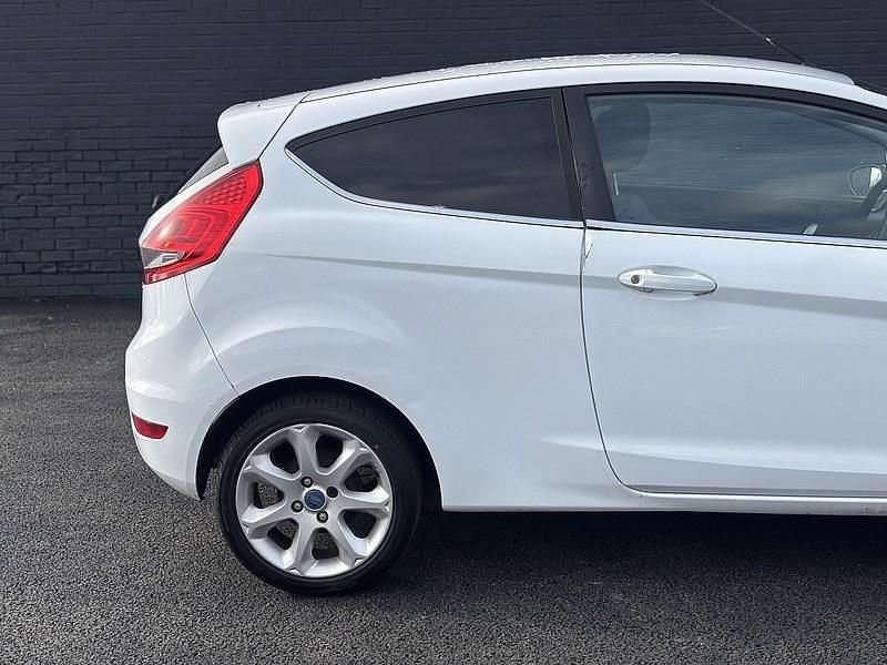 Used Ford Fiesta Zetec 82 HP (60 kW) 2011 White Hatchback