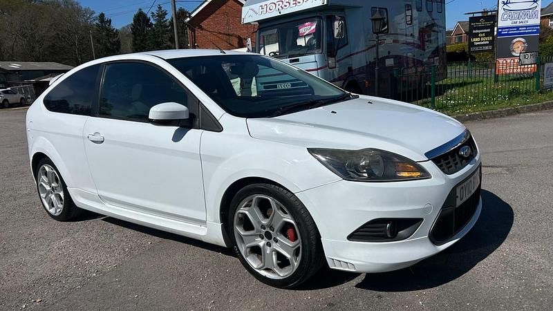 Used Ford Focus Zetec 123 HP (90 kW) 2010 White Hatchback