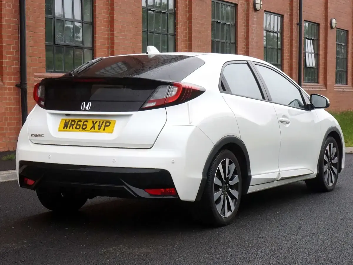 Used Honda Civic SE Plus 142 HP (104 kW) 2016 White Hatchback