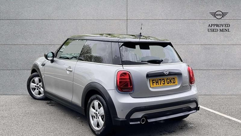 Usado Mini Cooper Classic 134 HP (98 kW) 2024 Prateado Citadino