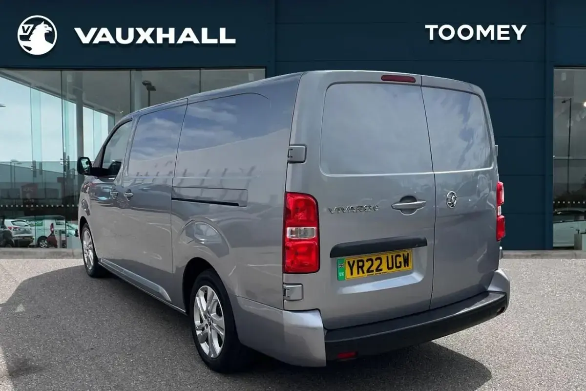 Usado Vauxhall Vivaro Elite 98 kW (134 CV) 2022 Gris Monovolumen