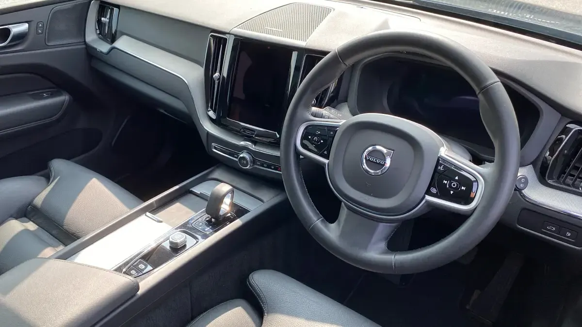 Used Volvo XC60 Plus 350 HP (257 kW) 2025 Blue SUV