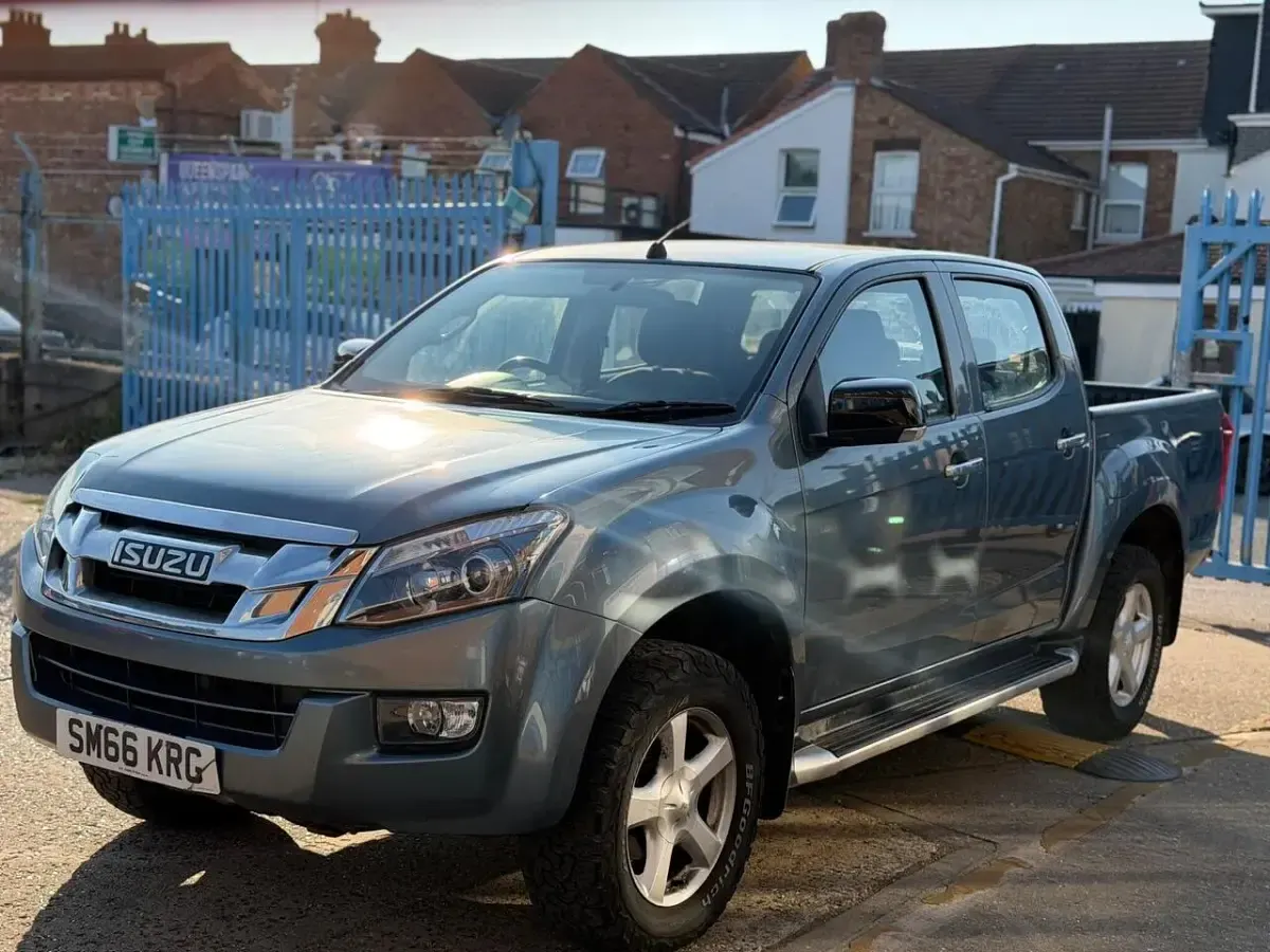 Used Isuzu Pick up 161 HP (118 kW) 2016 Grey Pickup