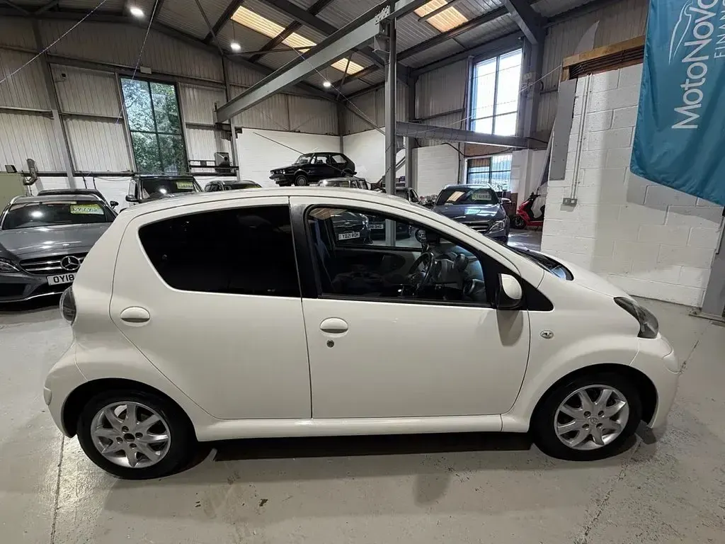 Used Toyota Aygo 2014 White Hatchback