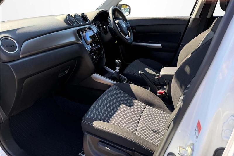 Używany Suzuki Vitara SZ-T 127 KM (93 kW) 2023 Biały SUV
