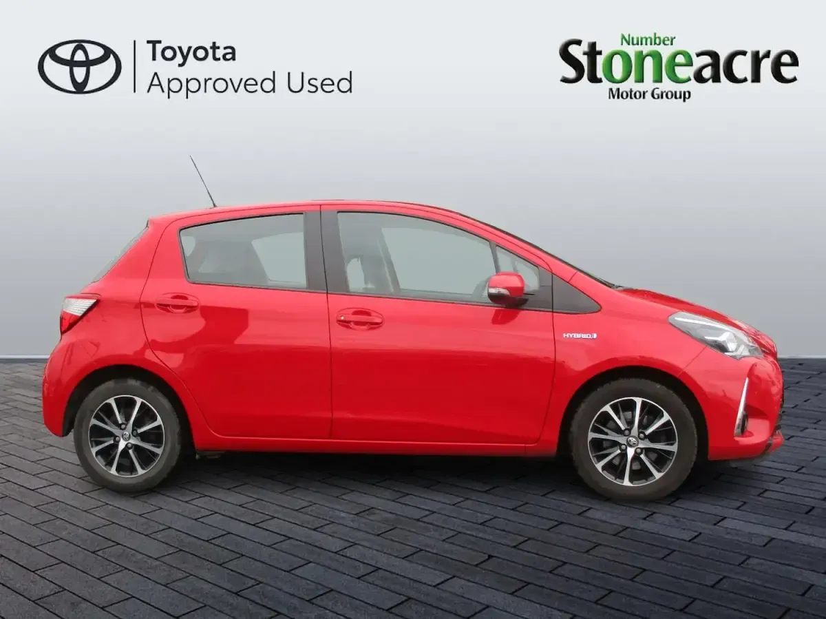Used Toyota Yaris 100 HP (73 kW) 2018 Red Hatchback