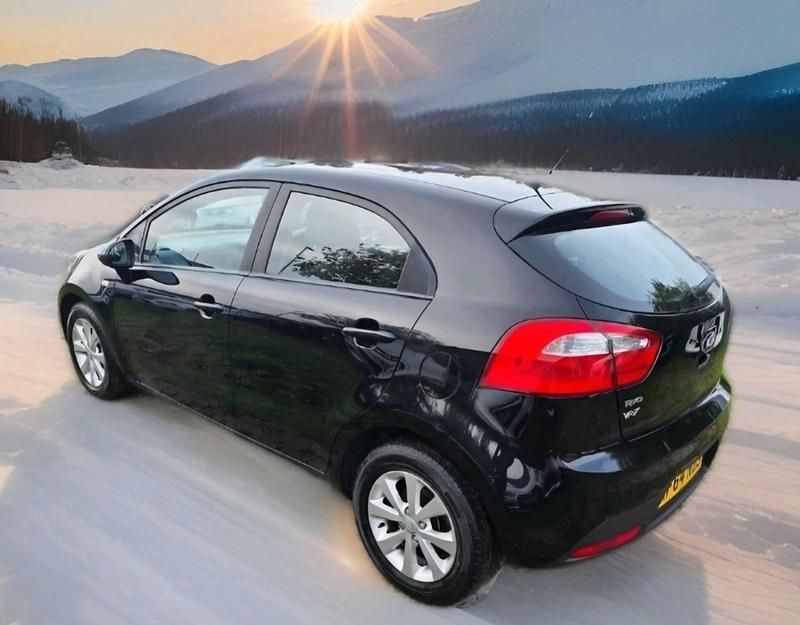 Usado Kia Rio 85 CV (62 kW) 2014 Negro Utilitario