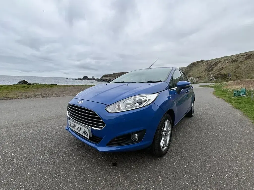 Używany Ford Fiesta Zetec 105 KM (77 kW) 2013 Niebieski Hatchback