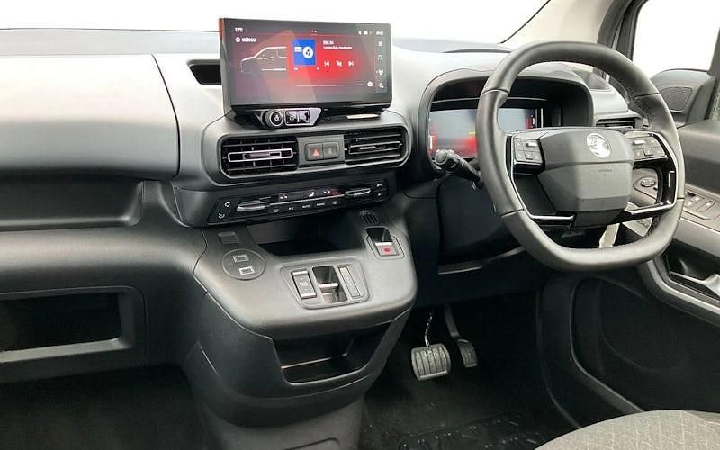 Used Vauxhall Combo Ultimate 100 kW (136 HP) 2024 White Estate