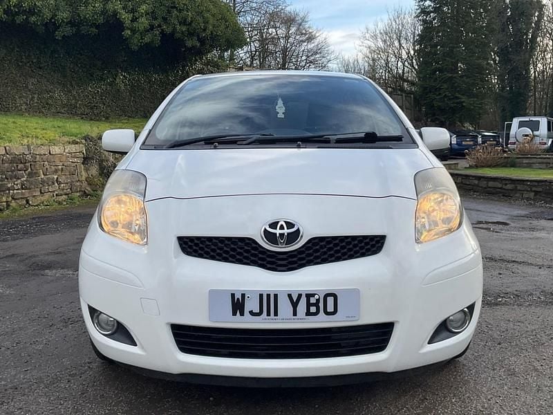 Used Toyota Yaris 90 HP (66 kW) 2011 White Hatchback