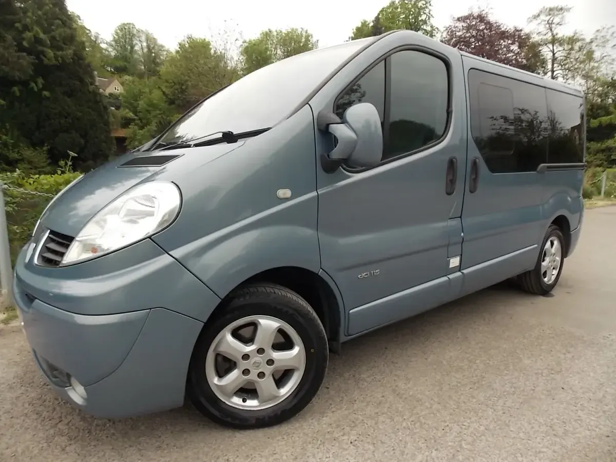 Usado Renault Trafic 115 HP (84 kW) 2013 Azul Monovolume