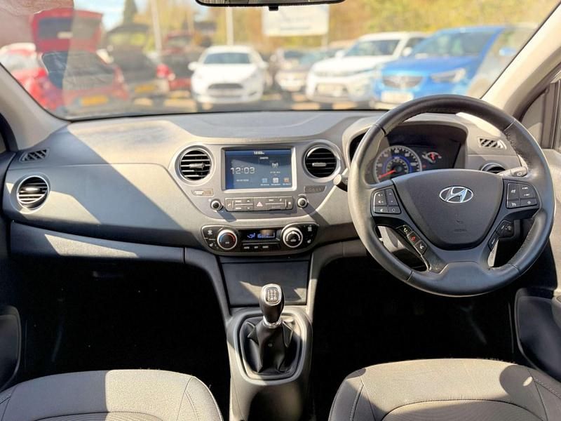 Used Hyundai i10 Premium SE 87 HP (63 kW) 2018 White Hatchback