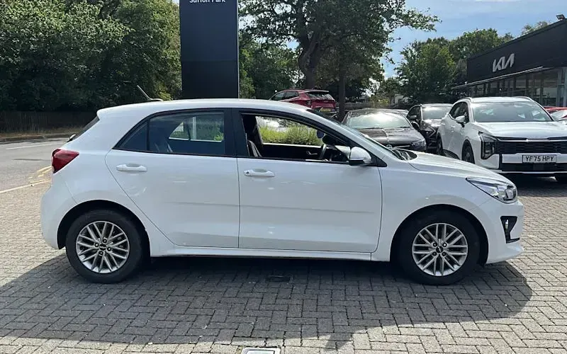 Used Kia Rio 101 HP (74 kW) 2022 White Hatchback