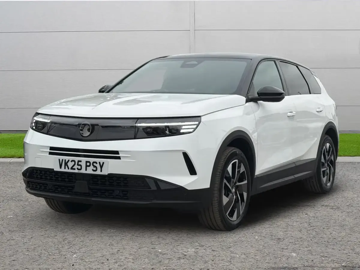 Used Vauxhall Grandland X GSe 134 HP (98 kW) 2025 White SUV