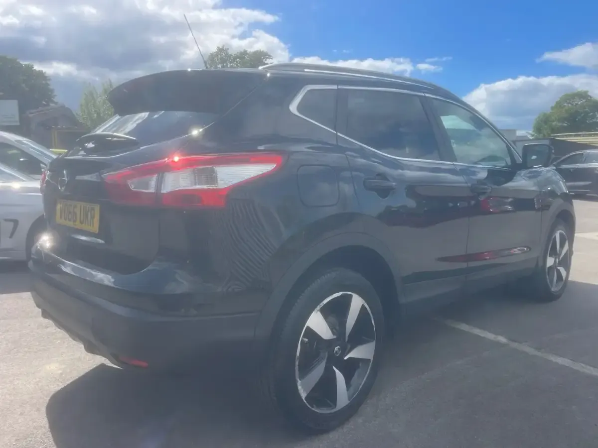 Used Nissan Qashqai N-Connecta 110 HP (80 kW) 2016 Black SUV