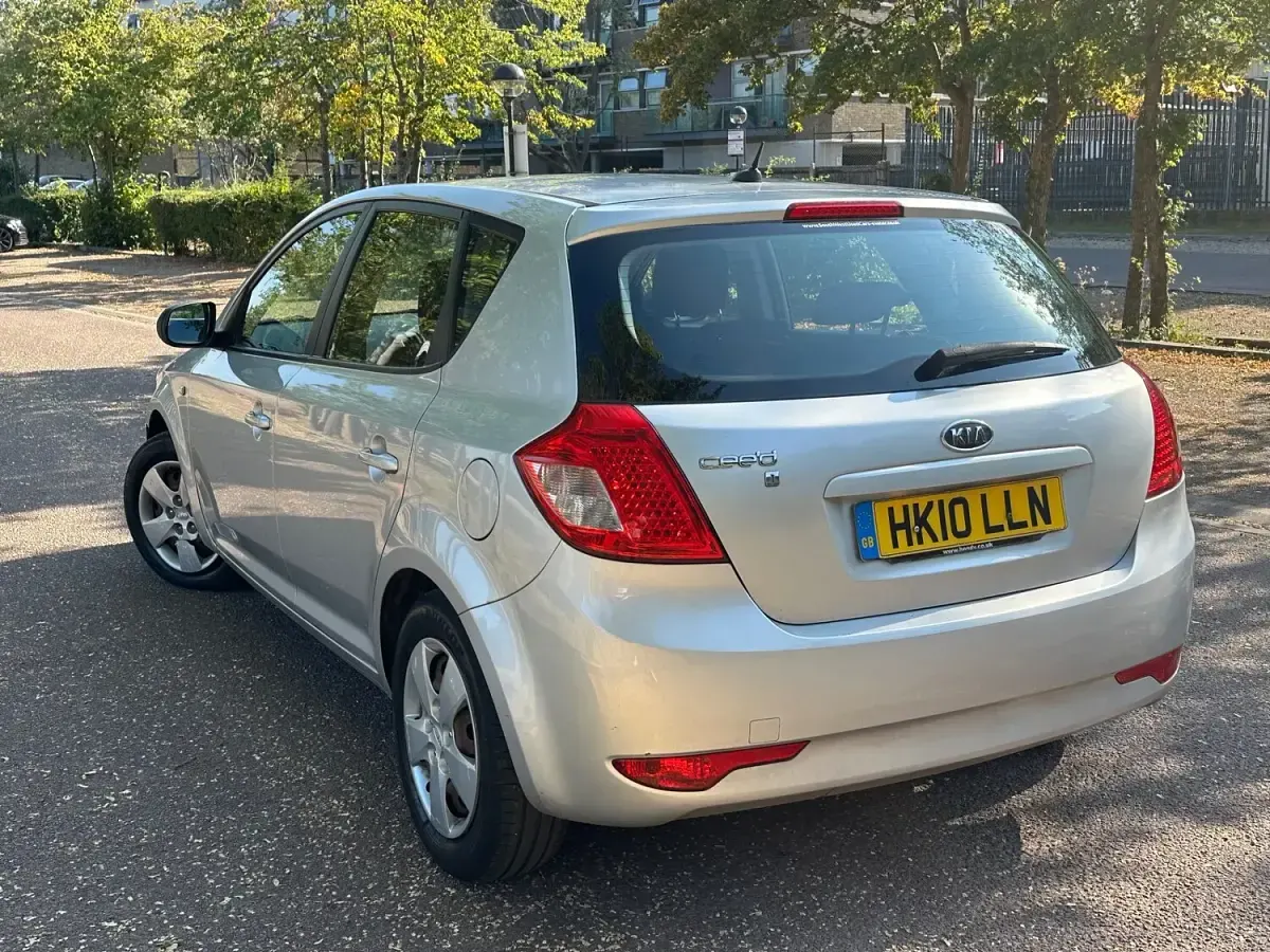 Used Kia Ceed 89 HP (65 kW) 2010 Silver Hatchback