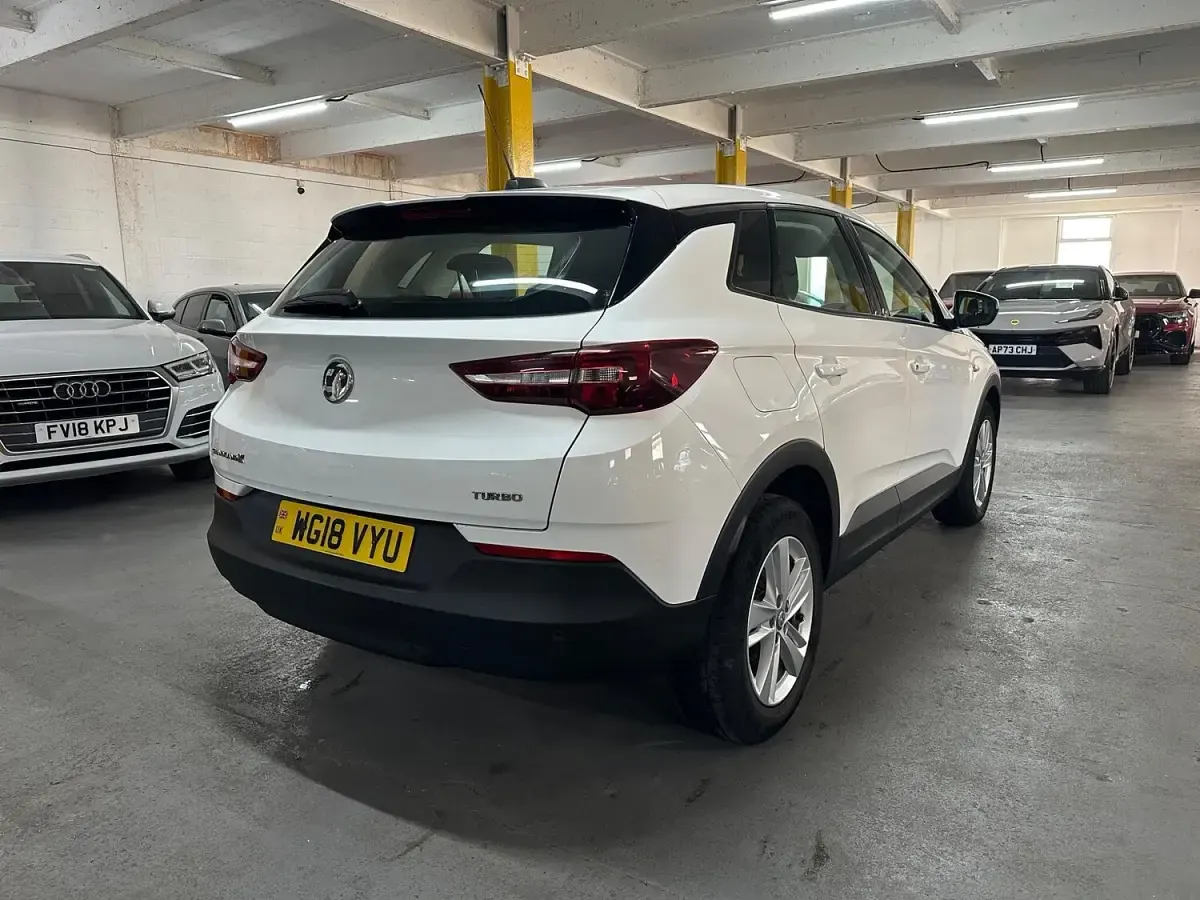 Used Vauxhall Grandland X S 130 HP (95 kW) 2018 White SUV