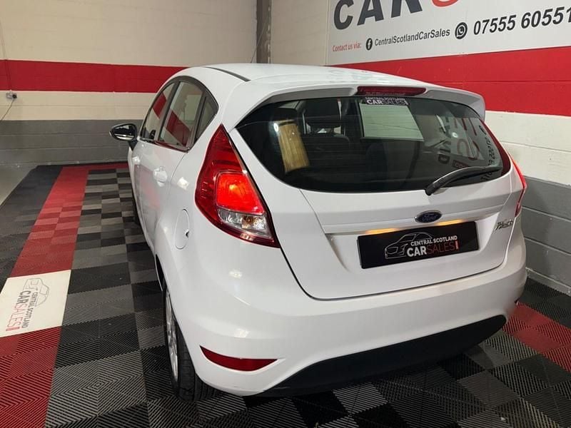 Usado Ford Fiesta Zetec 2016 Branco Citadino