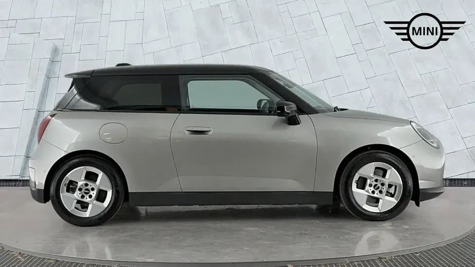 Używany Mini Cooper SE Hatch 158 kW (215 KM) 2024 Srebrny Hatchback