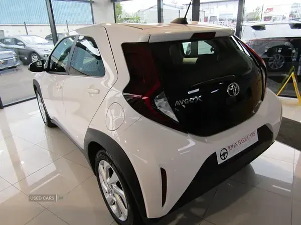 Used Toyota Aygo X PURE 72 HP (52 kW) 2023 White SUV