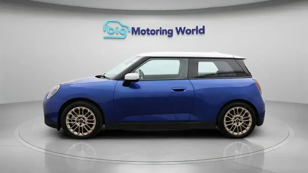 Used Mini Cooper SE Exclusive 160 kW (218 HP) 2024 Blue Hatchback
