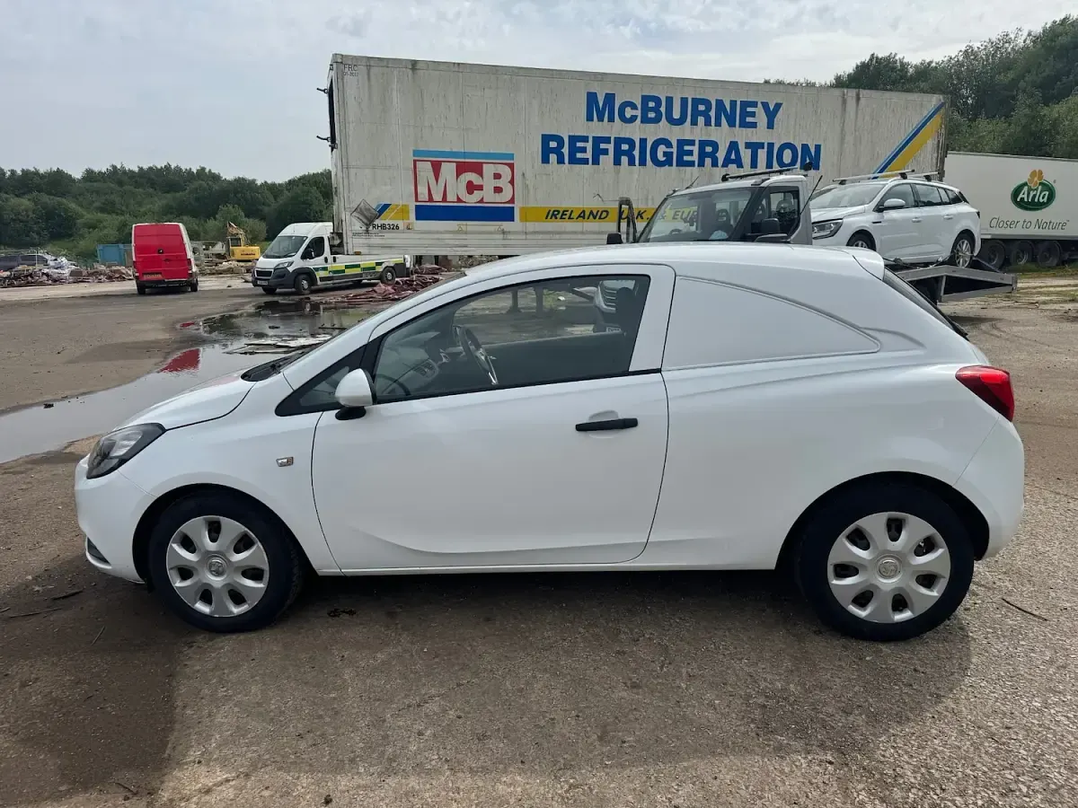 Used Vauxhall Corsa 95 HP (69 kW) 2016 White Hatchback