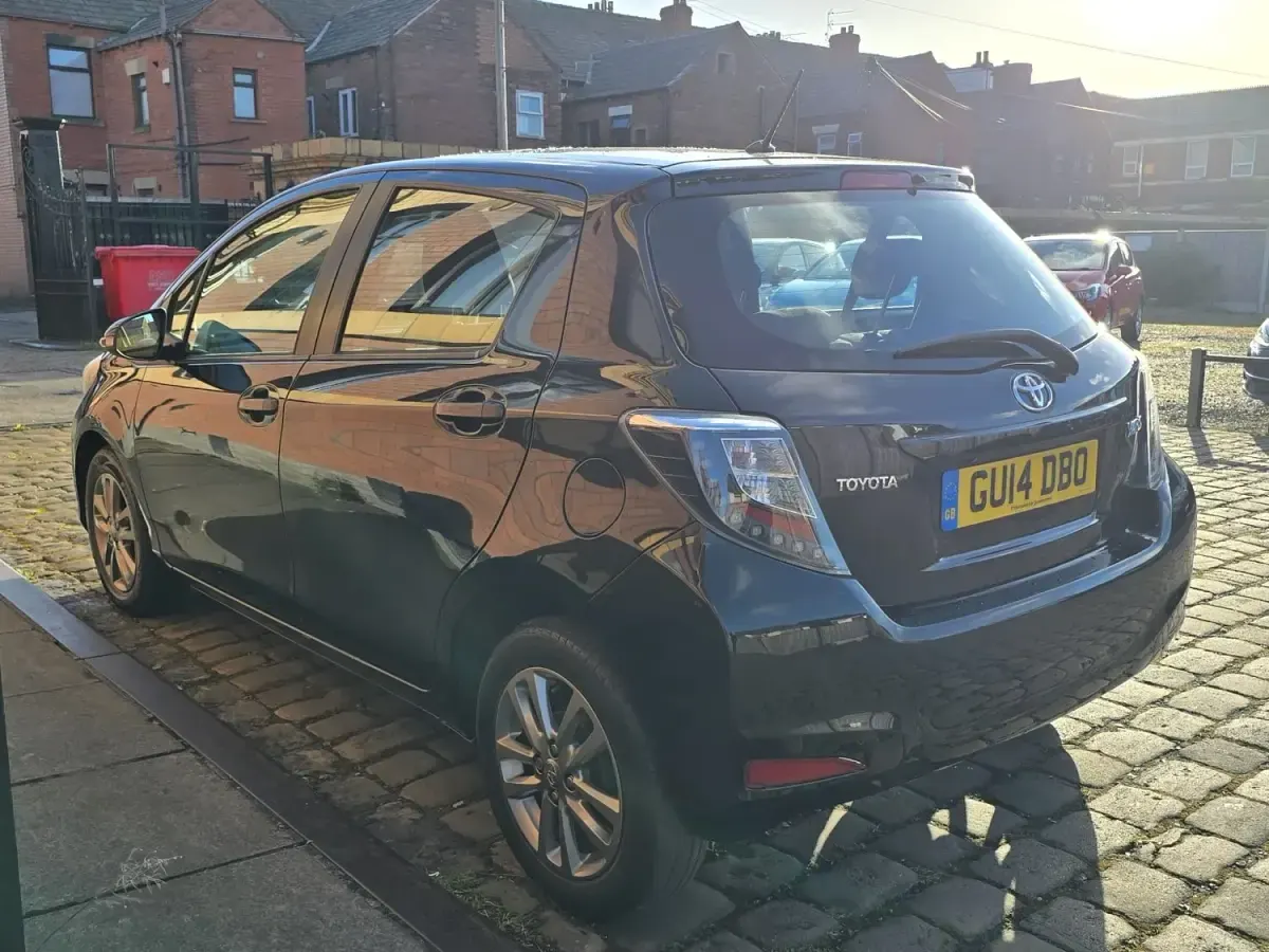 Usado Toyota Yaris Plus 99 HP (72 kW) 2014 Preto Citadino