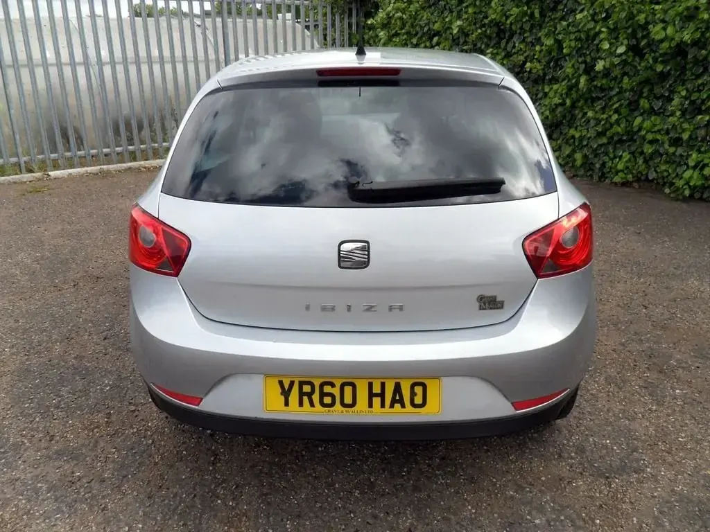 Usado Seat Ibiza 85 HP (62 kW) 2010 Prateado Citadino