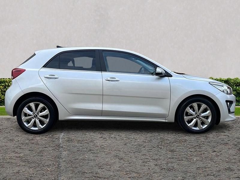 Begagnad Kia Rio 2023 Silver Halvkombi