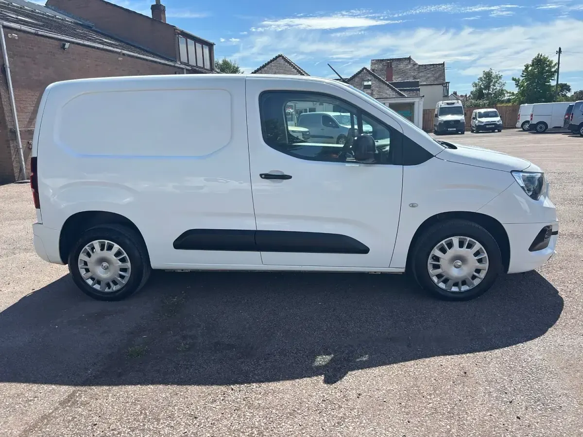 Used Vauxhall Combo Sportive 100 HP (73 kW) 2020 White MPV