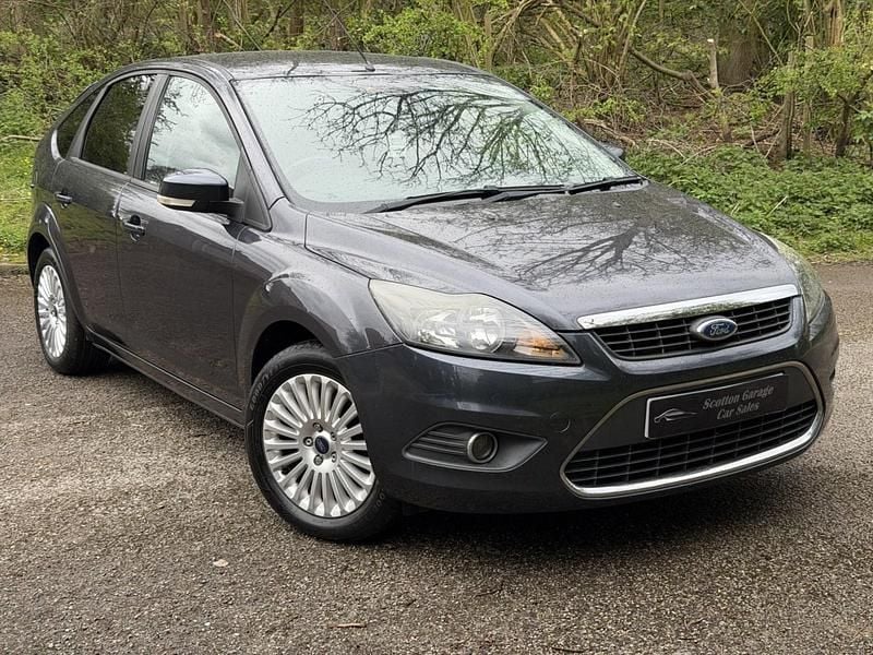 Begagnad Ford Focus Titanium 99 HK (72 kW) 2009 Grå Halvkombi
