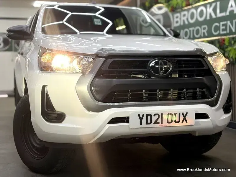 Used Toyota HiLux Active 150 HP (110 kW) 2021 White Pickup