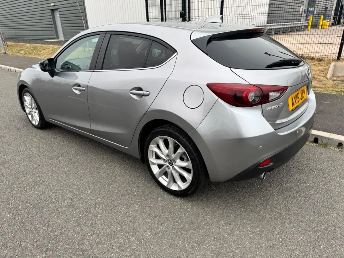 Begagnad Mazda 3 Inclusive 165 HK (121 kW) 2015 Silver Halvkombi
