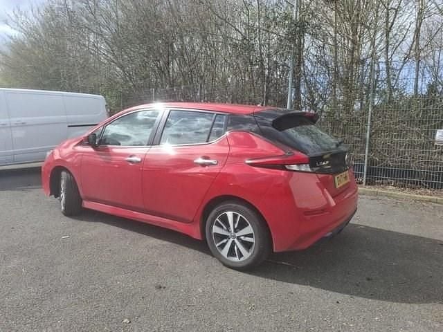 Begagnad Nissan Leaf Acenta 110 kW (150 HK) 2021 Röd Halvkombi